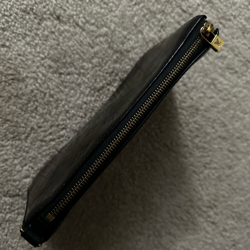 Louis Vuitton Pochette with chain strap. Well kept , in excellent condition.
